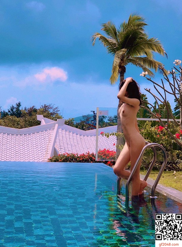 高挑女模露出自拍～超火辣[13P]