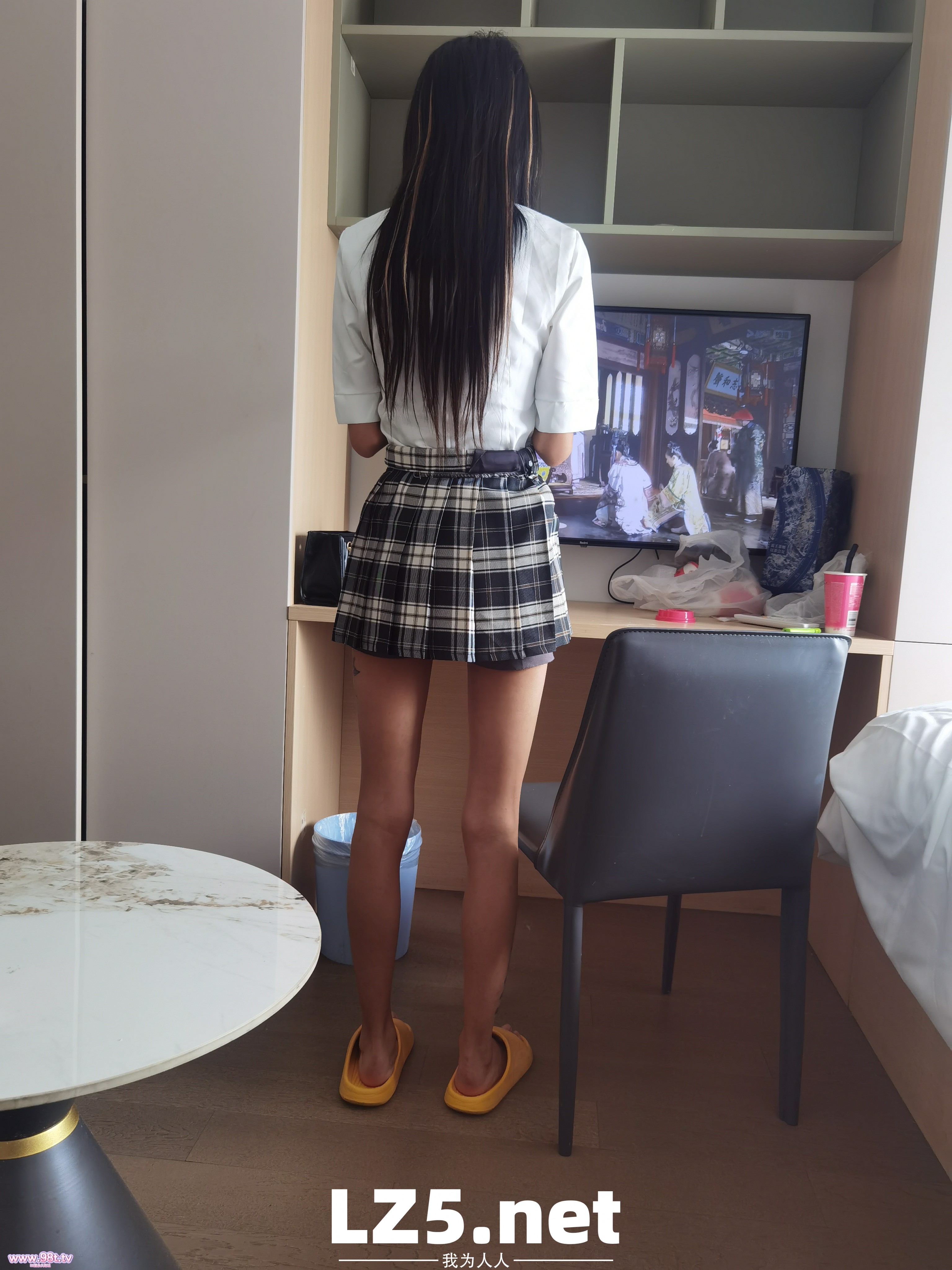 冠绝堂里的顶级美腿 清纯JK加笔直超长美腿 极品排骨身材 学妹气息铺面而来 谁能想到私下是个超级骚货小母狗呢【37P+手势验证】
