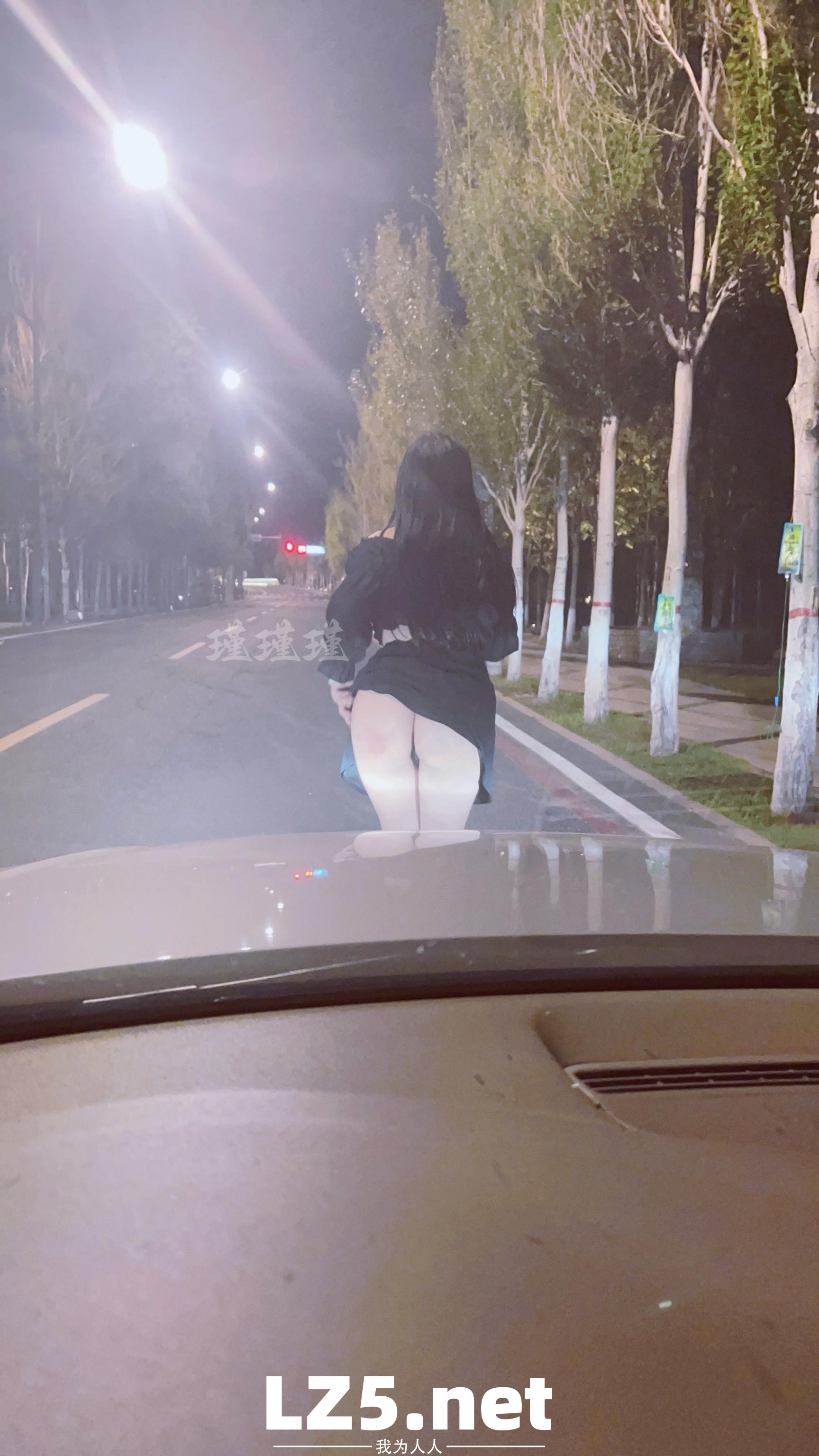 [原创]近期携手巨乳娇妻“全裸”大尺度露出（合集） 公路 公交站 房车营地 天桥 附带下次巨乳单女照片  [94P]