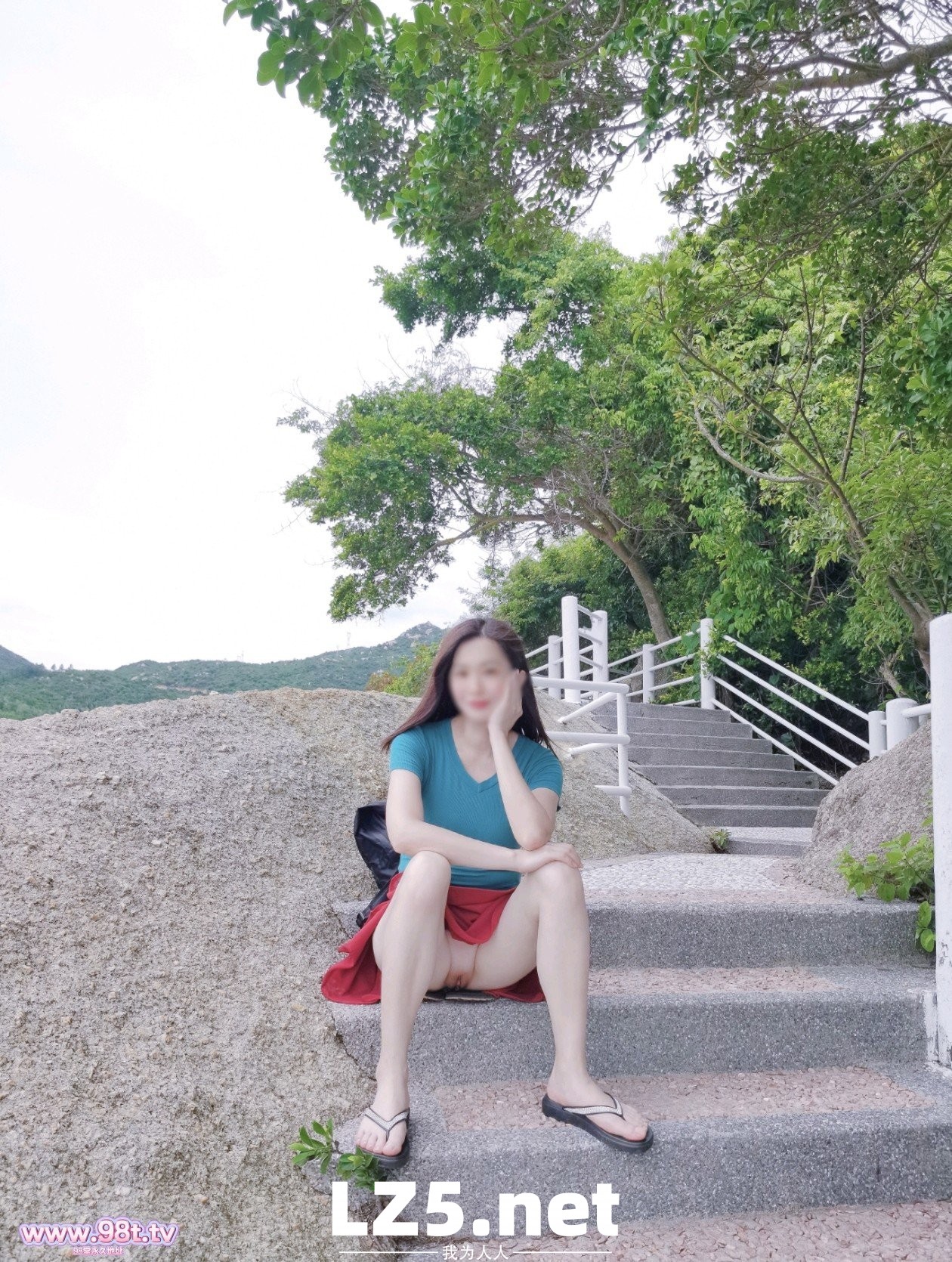 《小粉笔日记》红裙子郊野公园露出，舔狗视角跟随动图观笔【12P+6GIF】