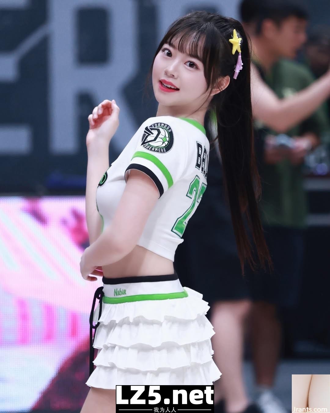 「貝兒」氣質妹胸型又大又圓 照片怎麼都香香 (10P)