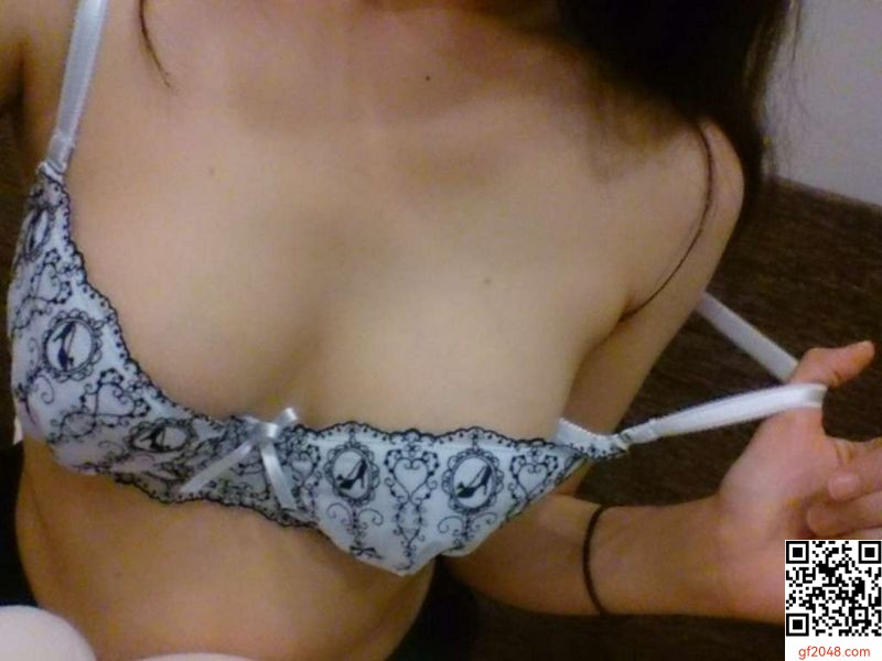 美少女還是處女哦！生理前想男生自拍攝的一些照片